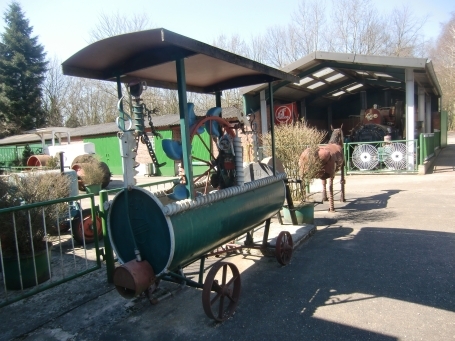 Sonsbeck : Balberger Straße, Traktorenmuseum Pauenhof, Eingangsbereich